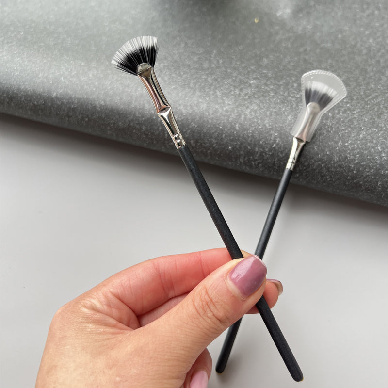 Scalloped Eyelash Brush